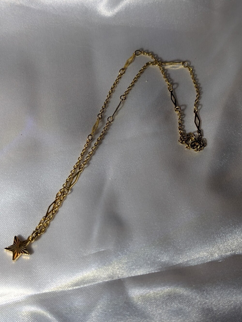 Vintage Petite Gold Tone Starburst Star Pendant Diamond Accent Link Necklace